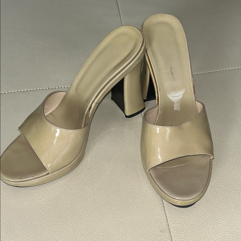 Via Spiga Patent Leather Heels Sandals 8.5B Nude/Tan Slip On Vintage